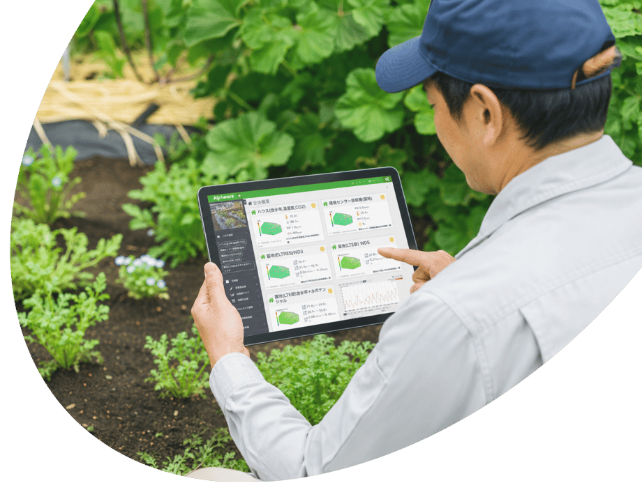 タブレットで栽培データを確認する生産者の写真